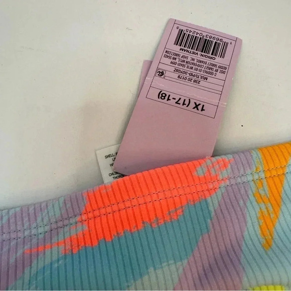 Women's 7" Board Swim Shorts - Wild
Fable Light Blue Abstract Print 1X - Picture 10 of 11